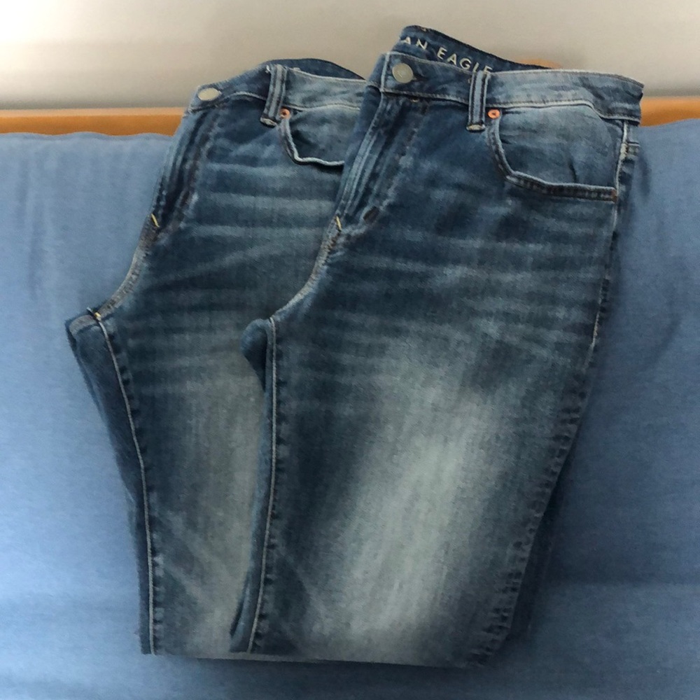 2 PAIRS OF AMERICAN EAGLE JEANS